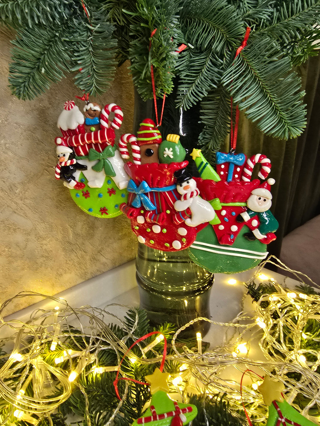 Christmas Ornament - Glossy Gingerbread Gift Bag with Santa. Wizardi Festive Decoration F07-N2-11-AA440C