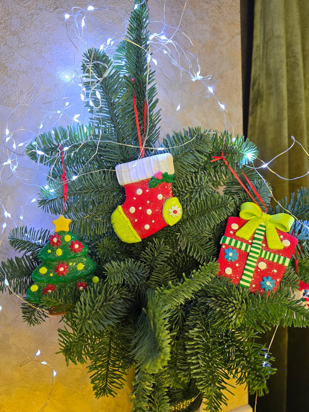 Christmas Ornament - Glossy Gingerbread Gift. Wizardi Festive Decoration F07-N2-6-A2585C