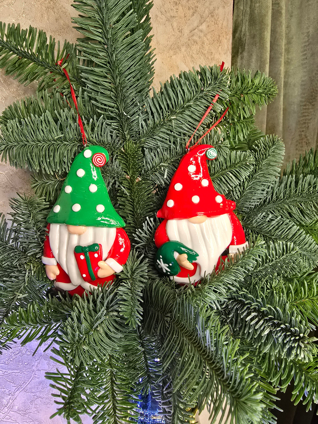 Christmas Ornament Glossy Gingerbread Santa with Candy Cane. Wizardi Festive Decoration F07-N2-7-E2511A