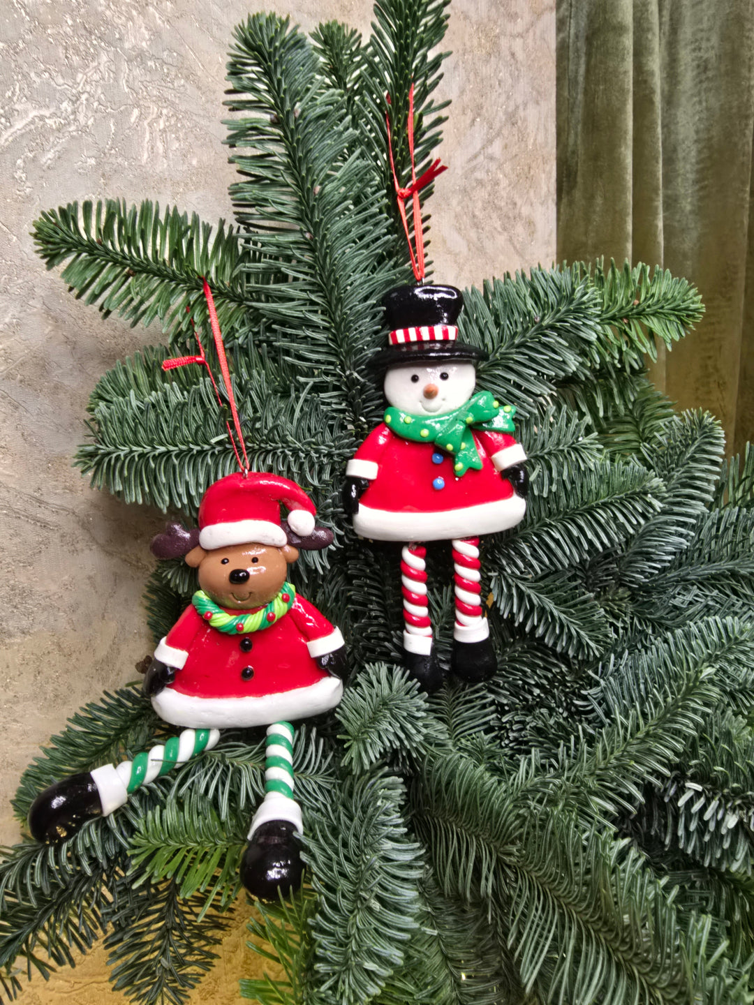 Christmas Ornament - Glossy Gingerbread Reindeer with Dangling Legs. Wizardi Festive Decoration F07-N2-9-SAA202C