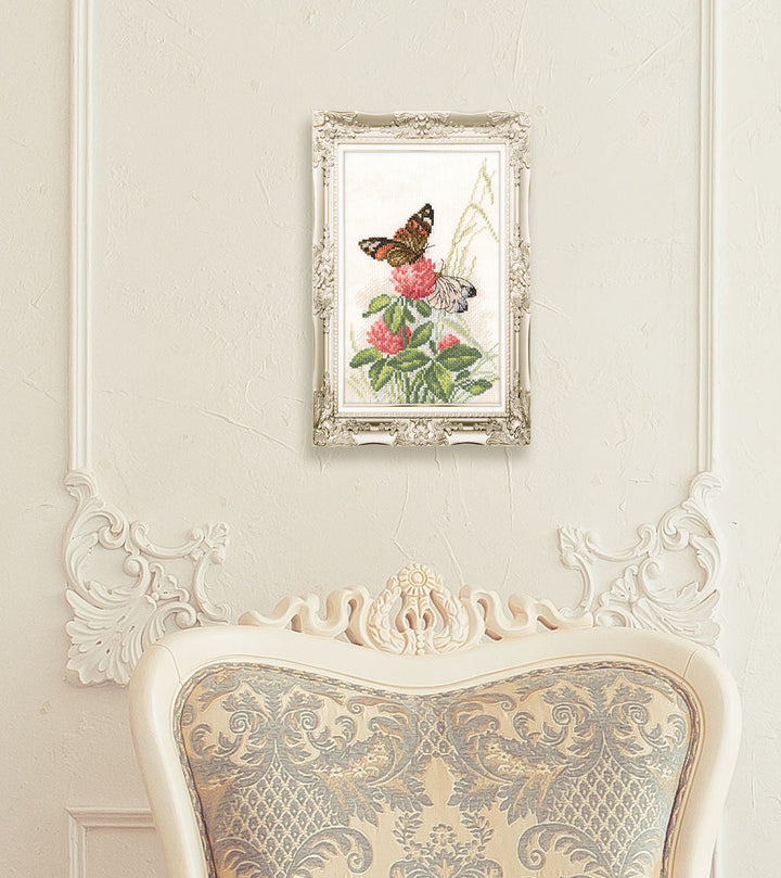 Butterflies on cllover M521 Counted Cross Stitch Kit