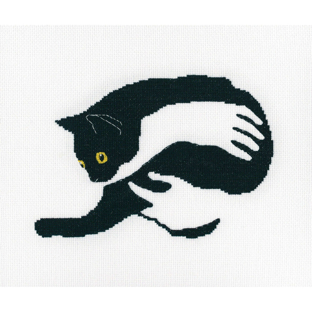 Among black cats M669 Counted Cross Stitch Kit