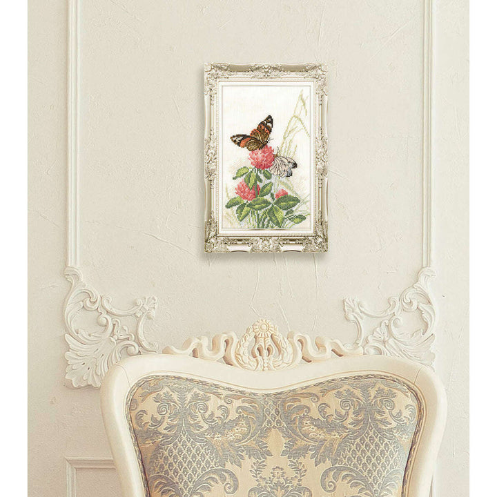 Butterflies on cllover M521 Counted Cross Stitch Kit
