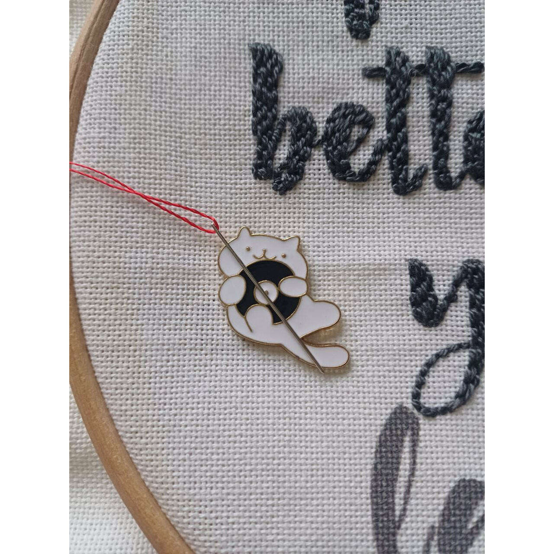 Cat Magnetic Needle Minder F07M10-1 Cat with a ball