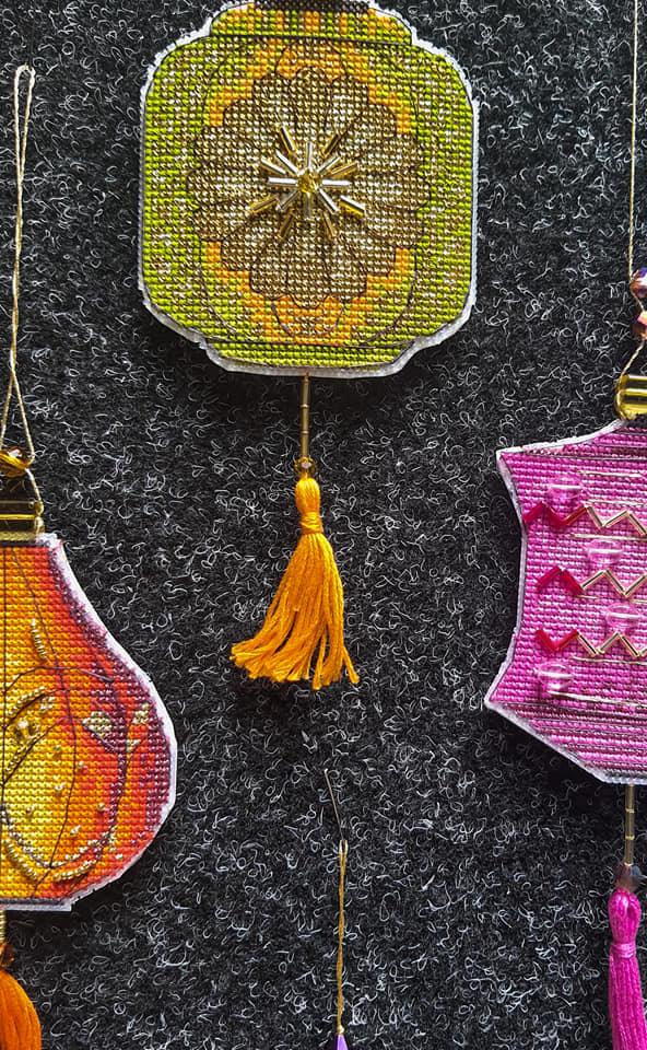 Christmas tree toy. Plastic Canvas Cross-stitch kit T-42C "Colorful lanterns"