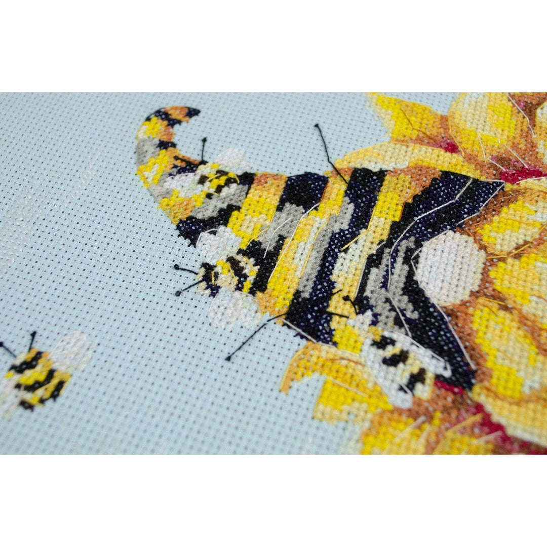 Counted Cross-stitch kit - Beekeeper AH-184