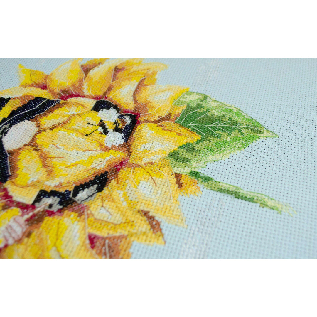 Counted Cross-stitch kit - Beekeeper AH-184