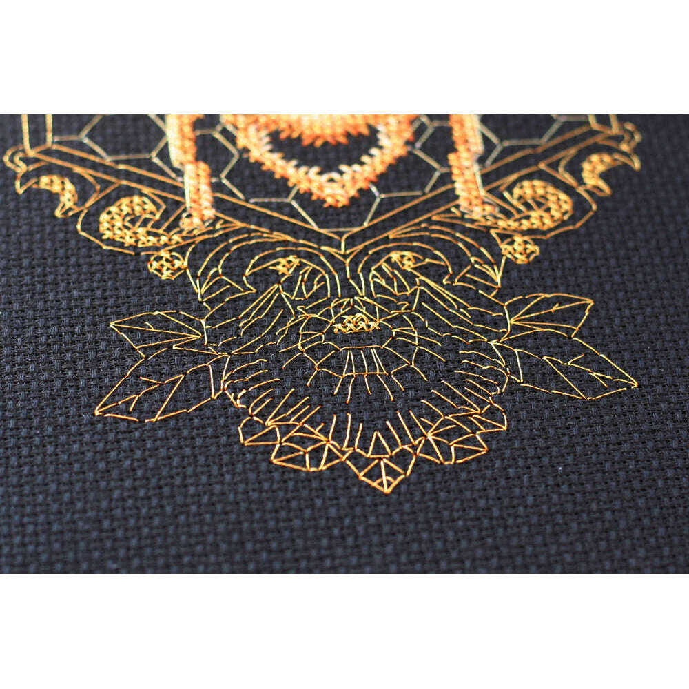 Counted Cross stitch kit - Golden bee AH-063
