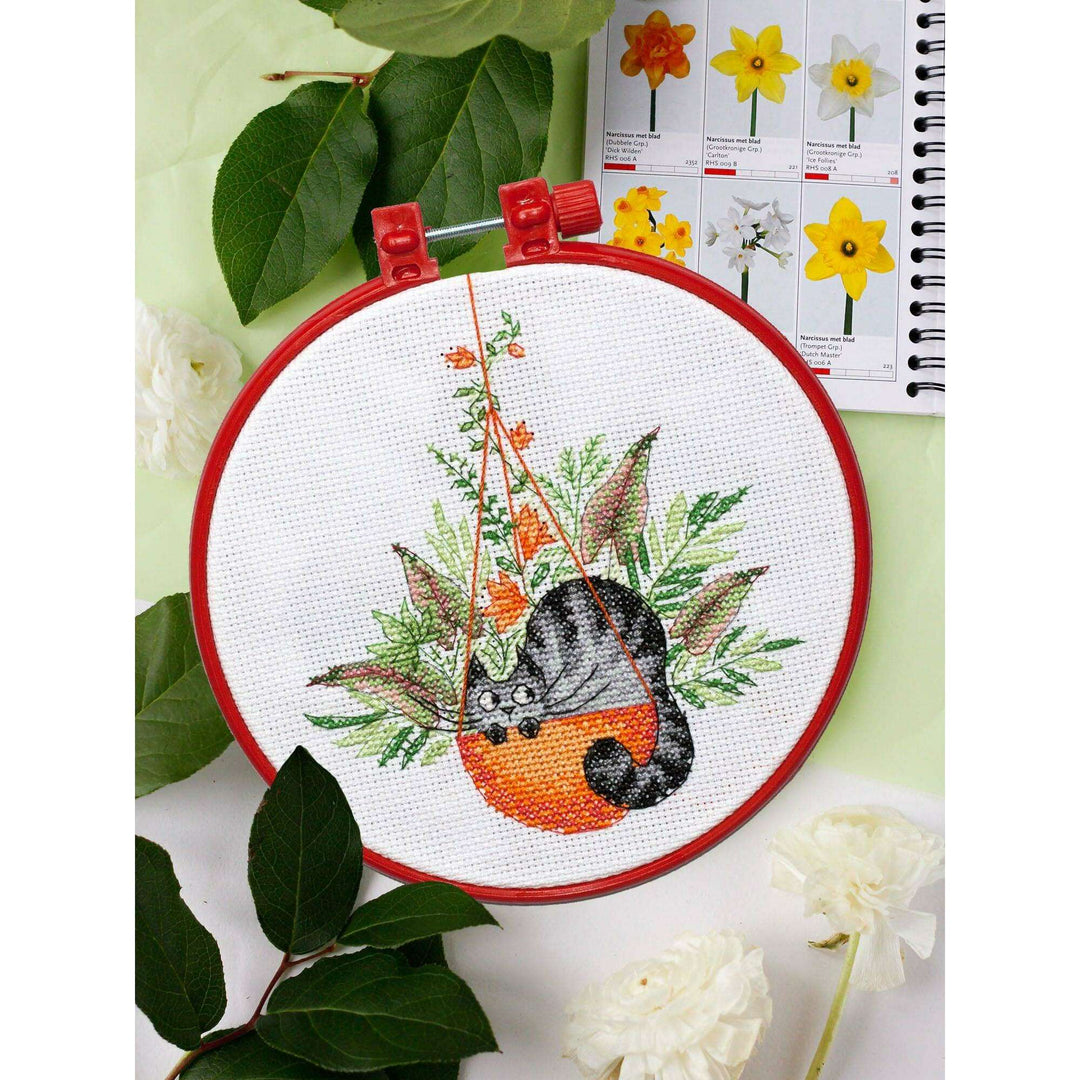 Cross-stitch kit And in the basket is a cat AHM-055