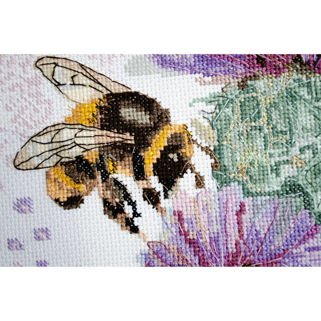 Cross-stitch kit Hunting for nectar AH-188