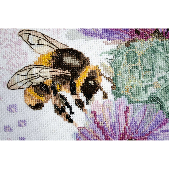 Cross-stitch kit Hunting for nectar AH-188