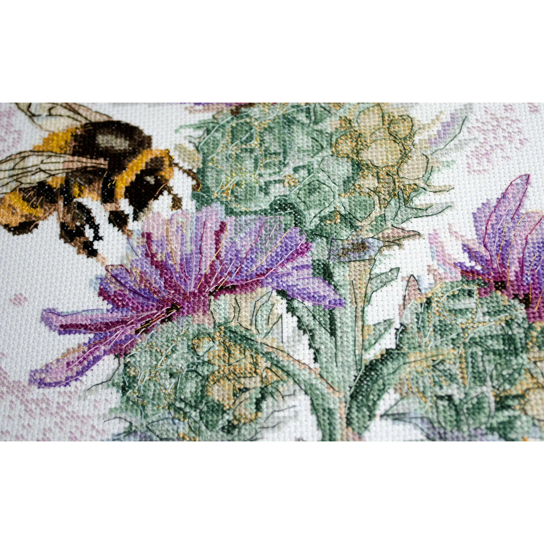 Cross-stitch kit Hunting for nectar AH-188
