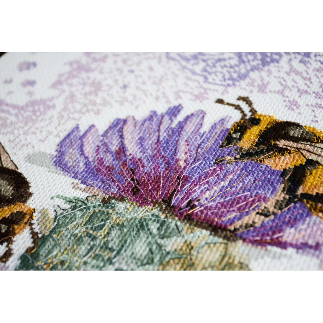 Cross-stitch kit Hunting for nectar AH-188