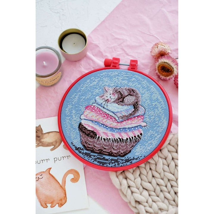 Cross-stitch kit Kitty AHM-008