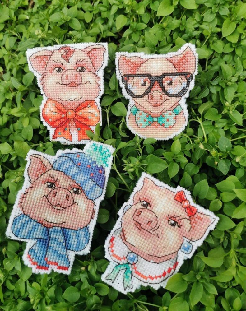 Cute Piggies P-279 / SR-279 Plastic Canvas Counted Cross Stitch Kit