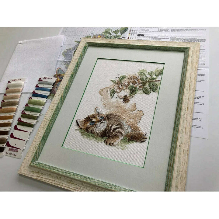 Flight of the Bumblebee R1996 Counted Cross Stitch Kit