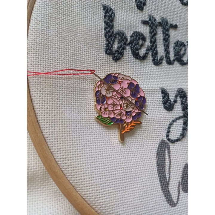 Flower Magnetic Needle Minder F07M10-5 Flowers