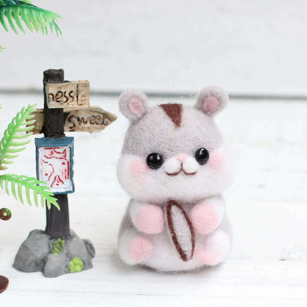 Hamster Needle Felting Kit. Wizardi DIY Wool Craft Kit F07N8-W1