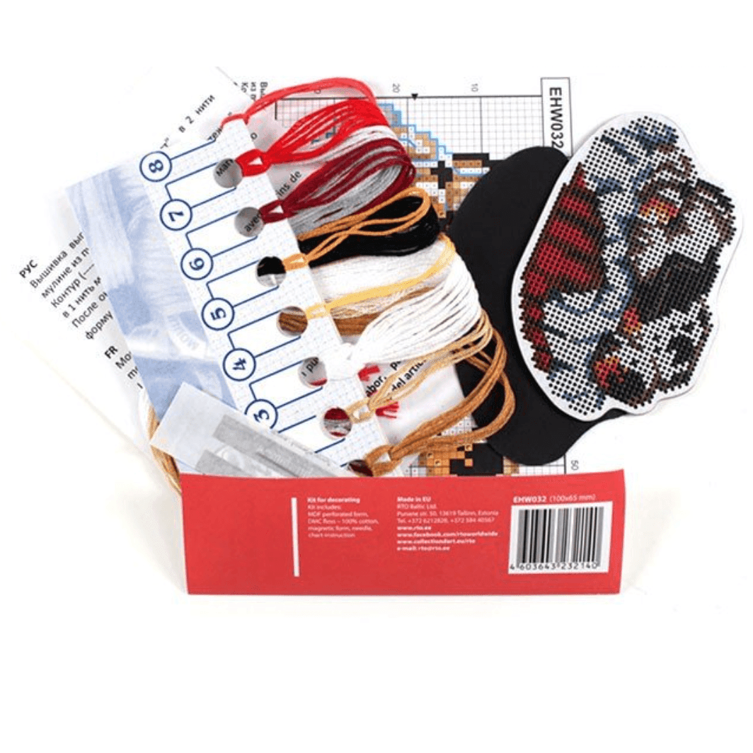 Kit for decorating with perforated wooden form EHW032