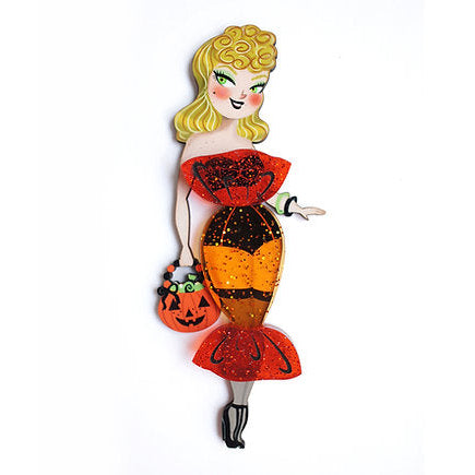 Sweet, sparkling and ready to dazzle!


 Brooch of a charming girl in a candy-shaped dress. Visitors to our fair can't miss the funniest costumes.


 -Made of wood illustrated with a spectacular acrylic dress with glitter in intense red and semi-transparent orange tones
-Size: 9.5 x 3.5 cm

 -Safety lock on the back

 -Lightweight and comfortable to wear


 Original illustration and design by LaliBlue. 