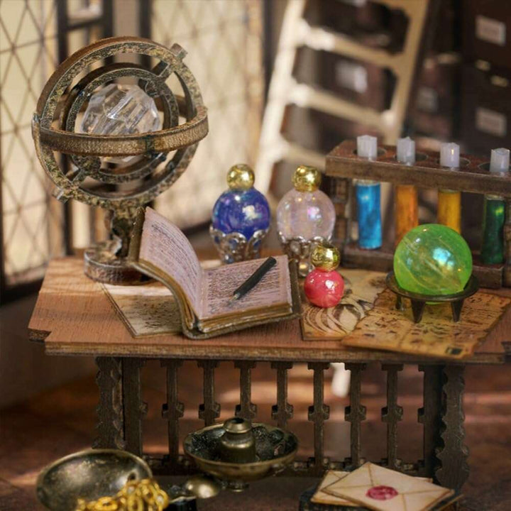 Miniature Wizardi Roombox Kit - Dollhouse Kit Clock