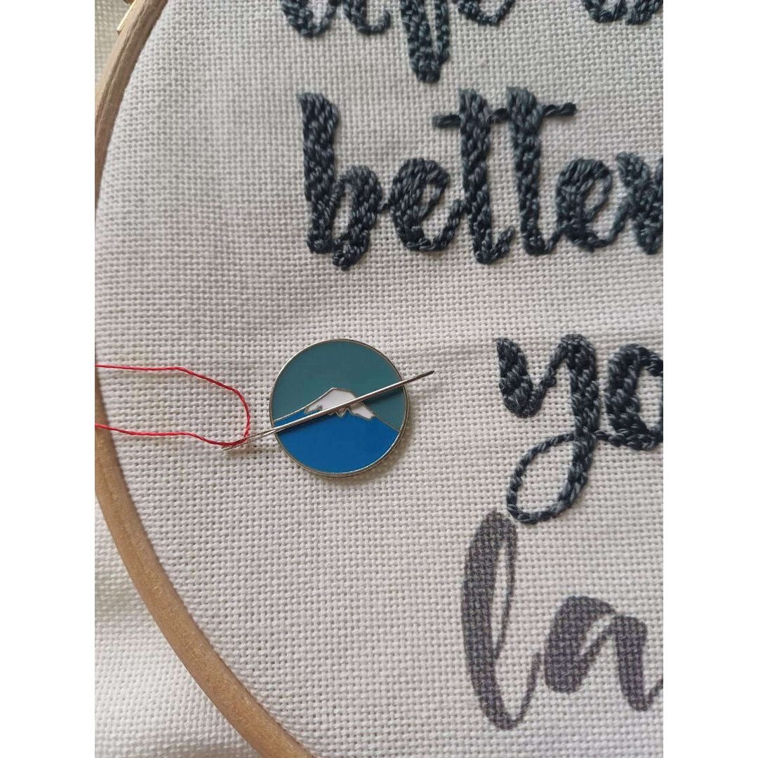 Mountains Magnetic Needle Minder F07M10-6 Mountains