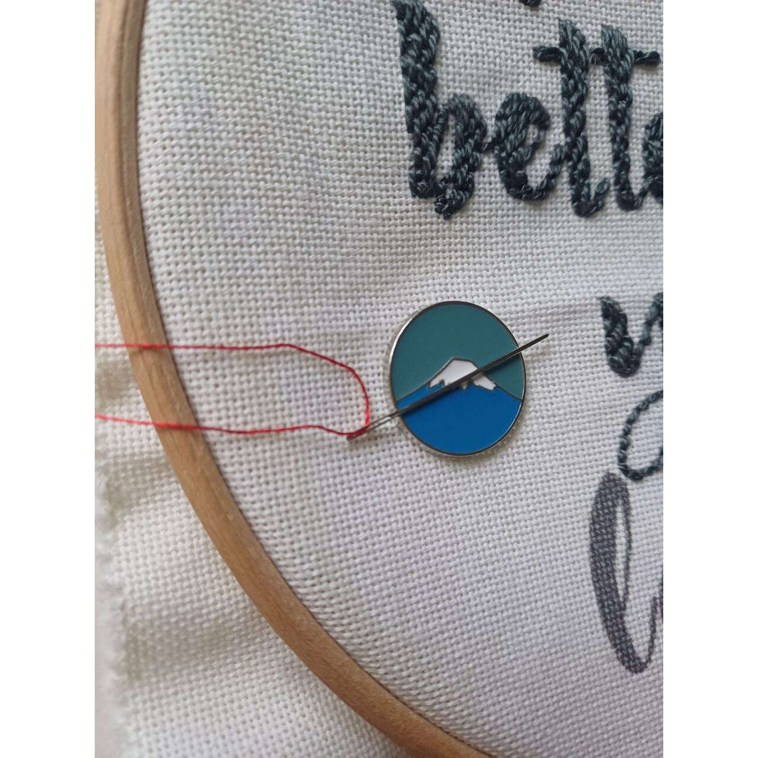 Mountains Magnetic Needle Minder F07M10-6 Mountains
