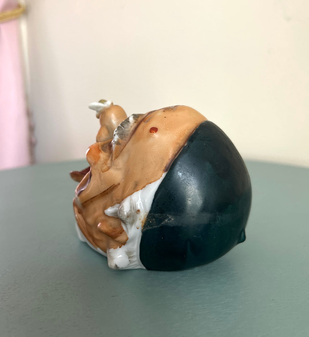 Old man ashtray back with black cap