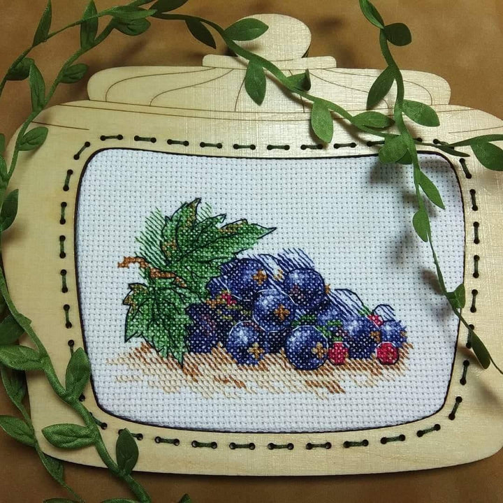 Ripe Currant SM-514 Counted Cross Stitch Kit