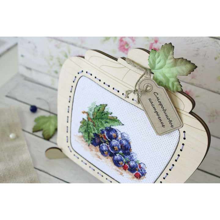Ripe Currant SM-514 Counted Cross Stitch Kit