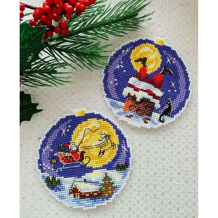 Santa SR-690  Plastic Canvas Counted Cross Stitch Kit
