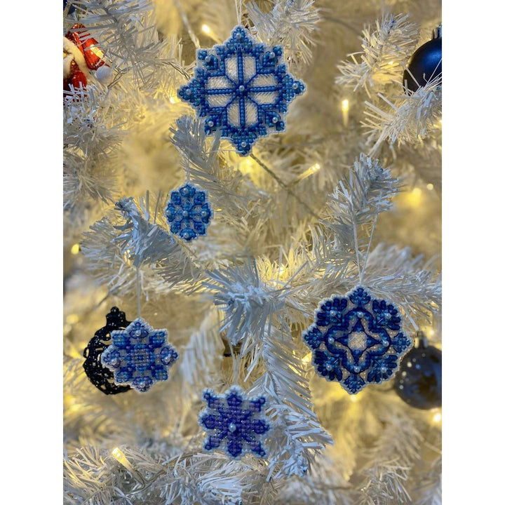 Snowflakes R1889AC Counted Cross Stitch Kit