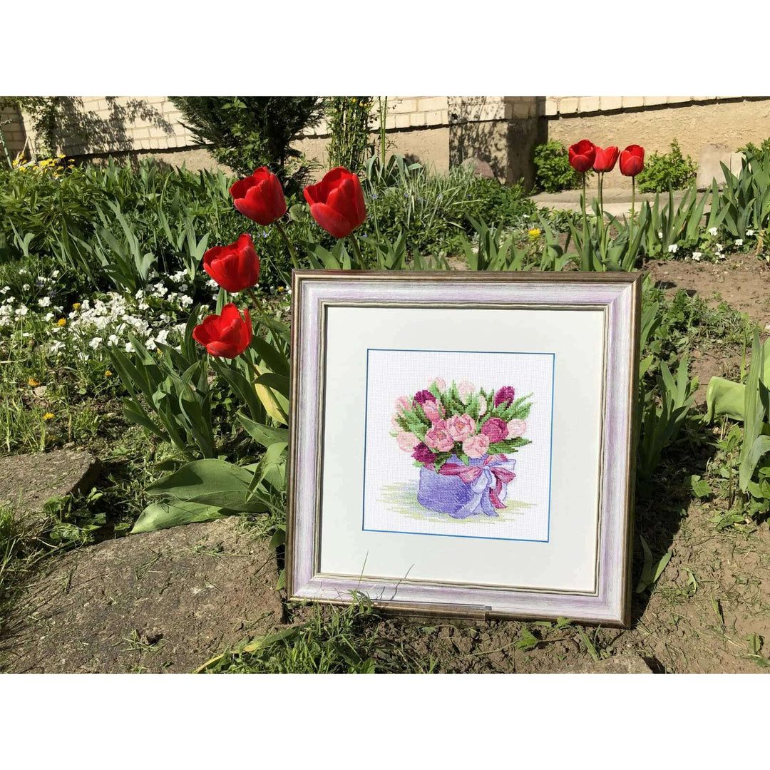Tulips Hat Box R2003 Counted Cross Stitch Kit