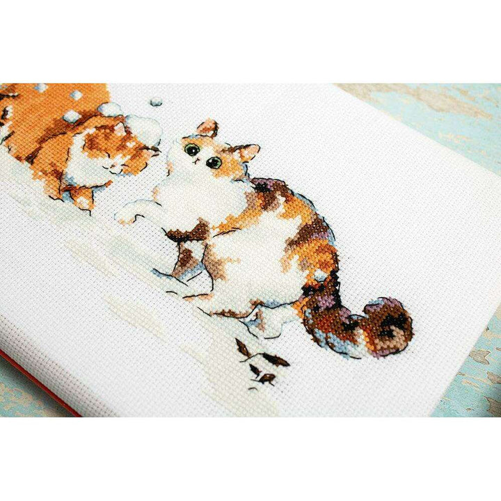 Winter Kitties L8813 Counted Cross Stitch Kit